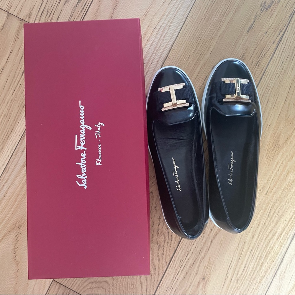 Salvatore Ferragamo Flats/Loafers size 6